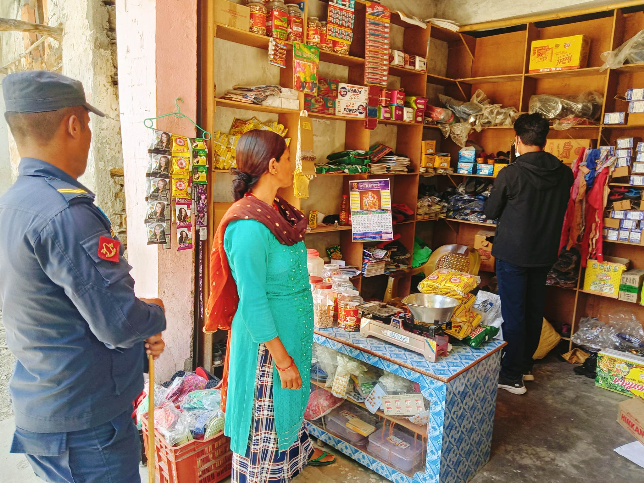 बैतडीका पसलपिच्छे अखाद्य सामग्री, अनुगमनमा स्थानीय सरकार उदासीन 